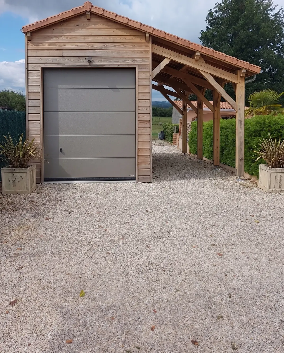 Garage bois et auvent – Insertion dans la photo du terrain